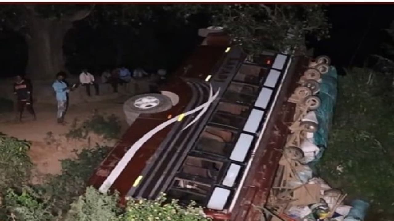 జమ్మూ కాశ్మీర్ లో ఘోర రోడ్డు ప్రమాదం.. బస్సు కాలువలో పడి 19 మందికి గాయాలు