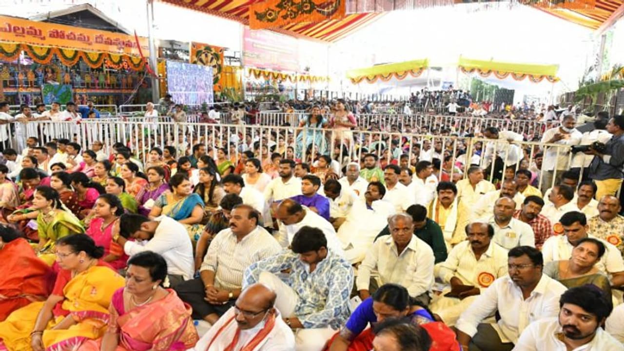 బల్కంపేట ఎల్లమ్మ ఆలయం క్యూలైన్లలో తోపులాట.. స్పృహ తప్పి పడిపోయిన భక్తులు.. బల్కంపేట ఎల్లమ్మ ఆలయం క్యూలైన్లలో తోపులాట.. స్పృహ తప్పి పడిపోయిన భక్తులు..