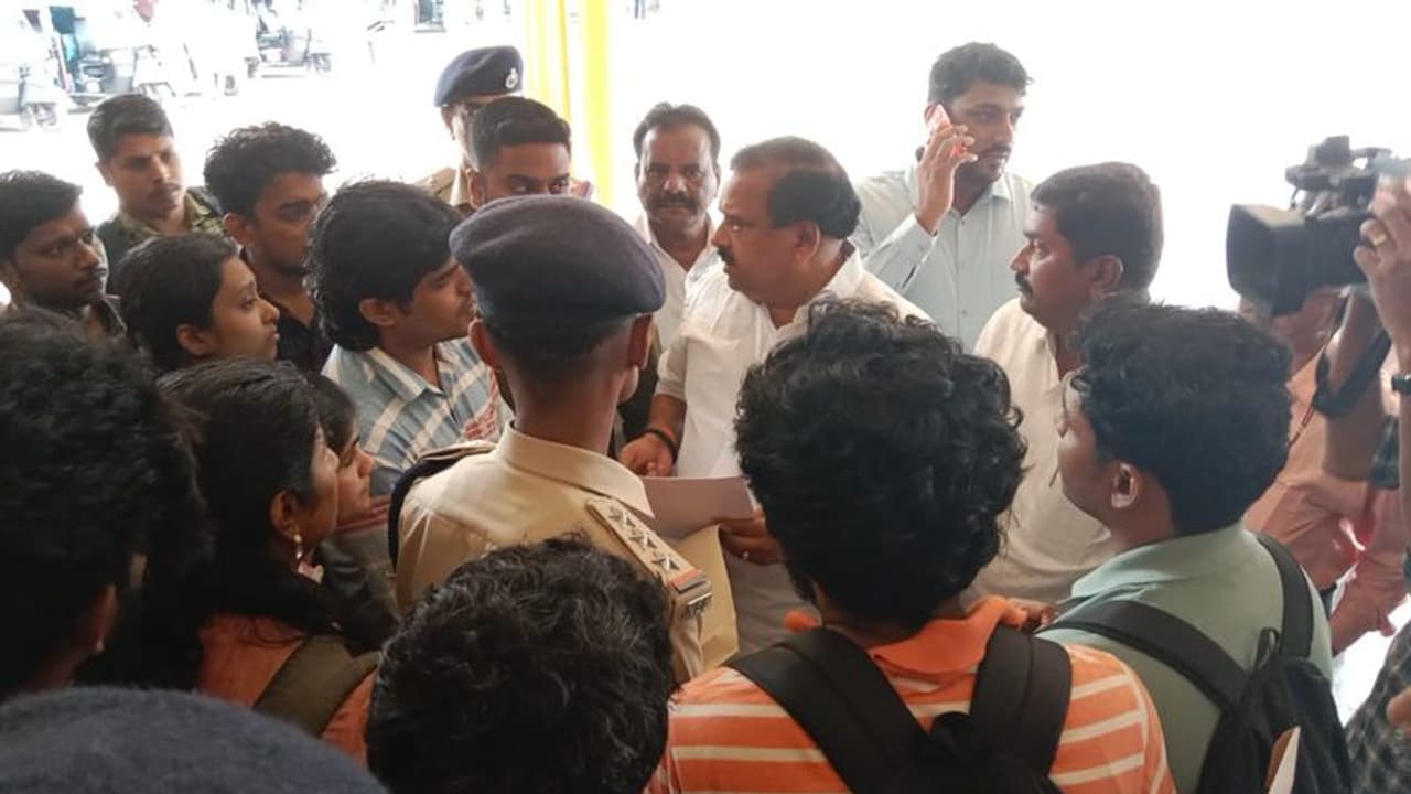 തിരൂർ സ്റ്റേഷന്റെ പേര് ‘തിരൂർ തുഞ്ചത്ത് രാമാനുജൻ എഴുത്തച്ഛൻ റെയിൽവേ സ്റ്റേഷൻ’എന്ന് മാറ്റും: പി.കെ കൃഷ്ണദാസ് തിരൂർ സ്റ്റേഷന്റെ പേര് ‘തിരൂർ തുഞ്ചത്ത് രാമാനുജൻ എഴുത്തച്ഛൻ റെയിൽവേ സ്റ്റേഷൻ’എന്ന് മാറ്റും: പി.കെ കൃഷ്ണദാസ്