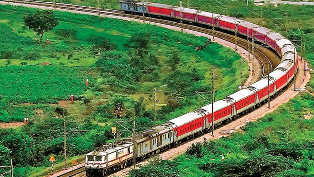 ಲೈಂಗಿಕ ಕಿರುಕುಳಕ್ಕೆ ವಿರೋಧ: ಚಲಿಸುತ್ತಿದ್ದ ರೈಲಿನಿಂದ ಮಹಿಳೆ ತಳ್ಳಿದ ಐವರು ಕಾಮುಕರು!