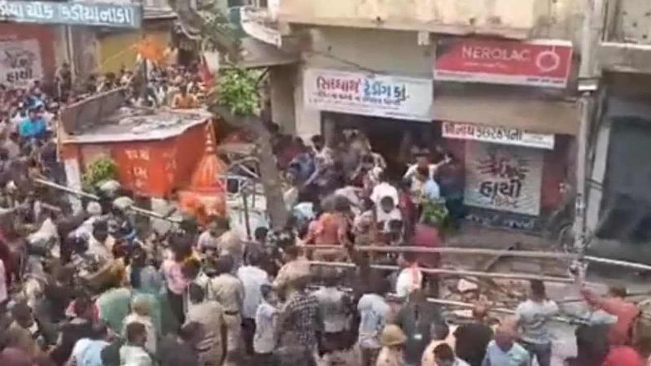 ಜಗನ್ನಾಥಯಾತ್ರೆ ವೇಳೆ ಅವಘಡ, ರಥಯಾತ್ರೆ ಸಾಗುತ್ತಿದ್ದಂತೆ ಕುಸಿದ ಕಟ್ಟಡ, ವಿಡಿಯೋ ವೈರಲ್!