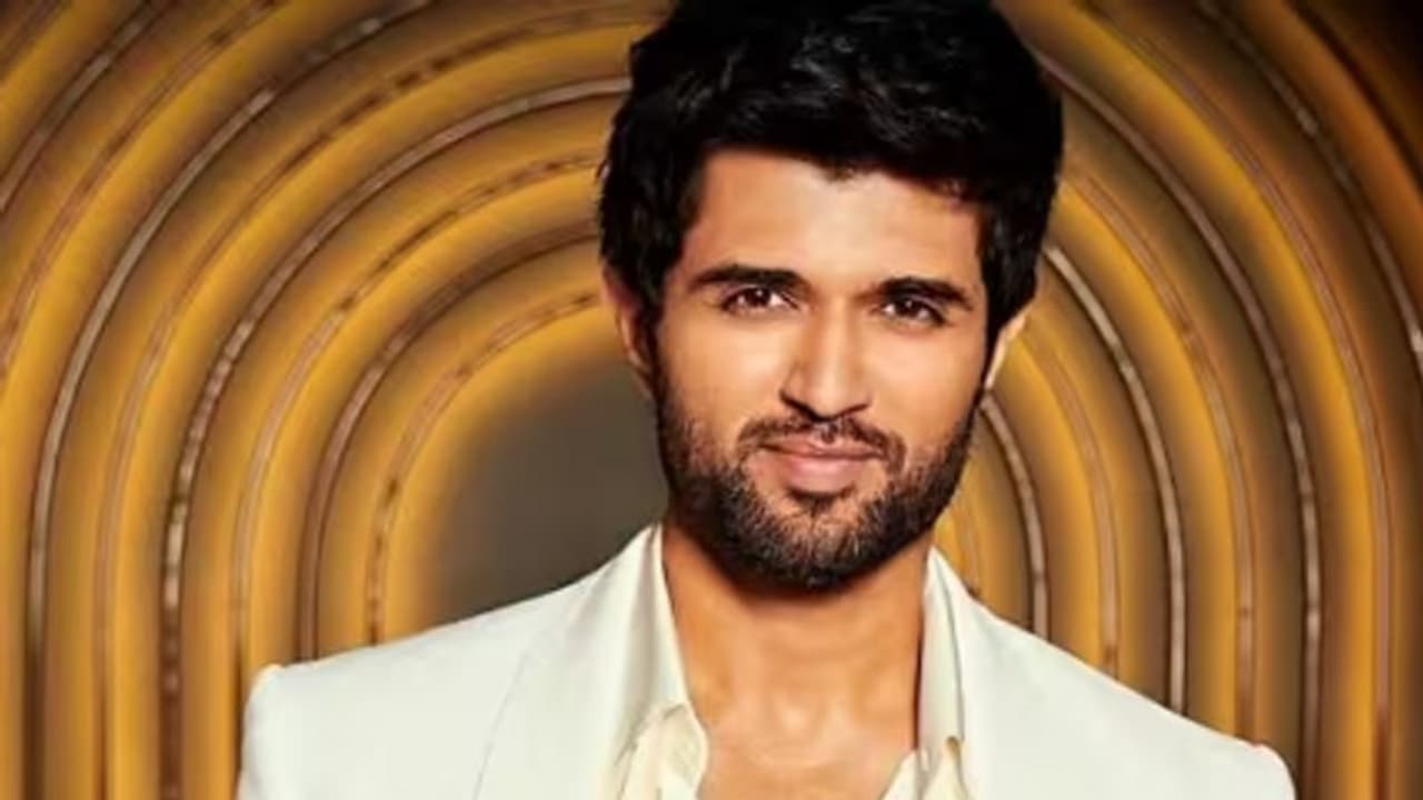 Vijay Deverakonda's fan runs on stage while actor delivers speech, see how star reacts