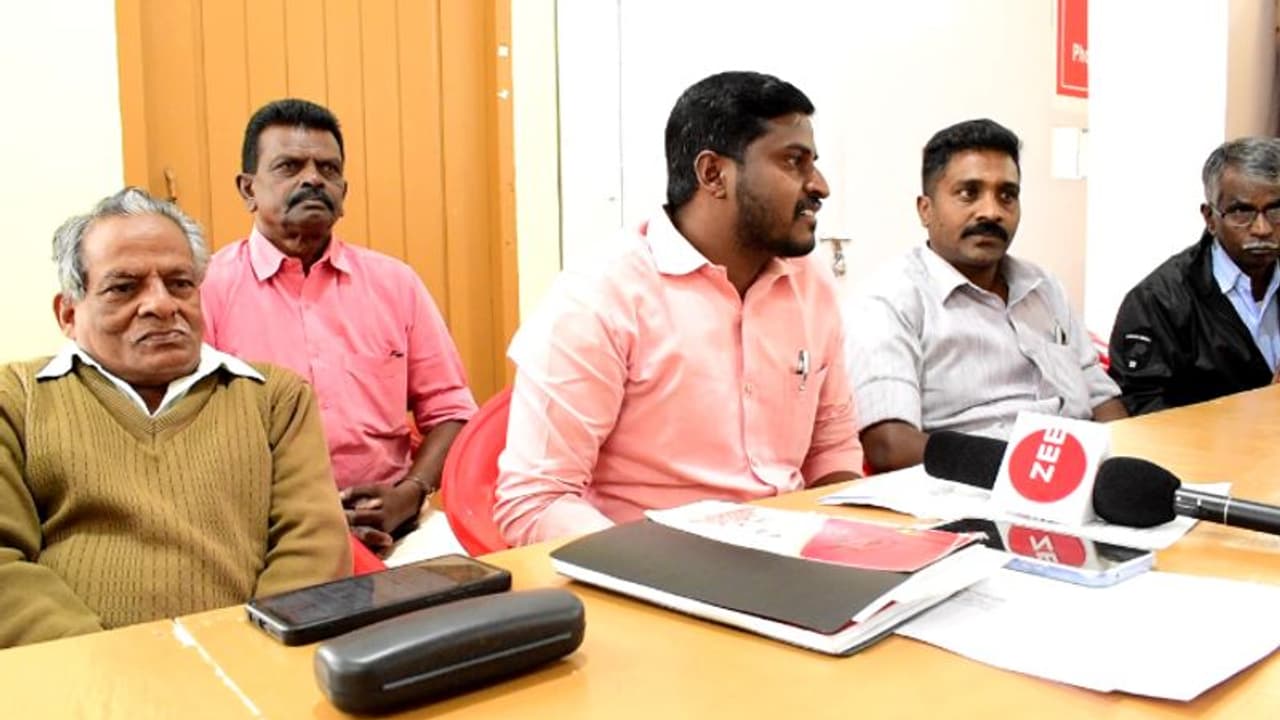 'ബ്ലോക്ക് പ്രസിഡന്റ് സിപിഐ വിട്ടത് പണപ്പിരിവ് പിടിച്ചപ്പോൾ, പണം വാങ്ങിയ വീഡിയോ ഉണ്ട്'; മൂന്നാറിൽ പുതിയ പോര് 'ബ്ലോക്ക് പ്രസിഡന്റ് സിപിഐ വിട്ടത് പണപ്പിരിവ് പിടിച്ചപ്പോൾ, പണം വാങ്ങിയ വീഡിയോ ഉണ്ട്'; മൂന്നാറിൽ പുതിയ പോര്