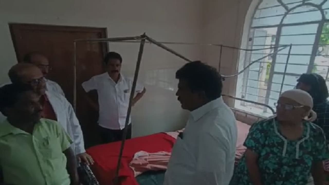 ಚಿಕ್ಕಮಗಳೂರು ಜಿಲ್ಲಾಸ್ಪತ್ರೆಗೆ ಭೇಟಿ ನೀಡಿದ ಶಾಸಕ ಹೆಚ್.ಡಿ.ತಮ್ಮಯ್ಯ ಚಿಕ್ಕಮಗಳೂರು ಜಿಲ್ಲಾಸ್ಪತ್ರೆಗೆ ಭೇಟಿ ನೀಡಿದ ಶಾಸಕ ಹೆಚ್.ಡಿ.ತಮ್ಮಯ್ಯ