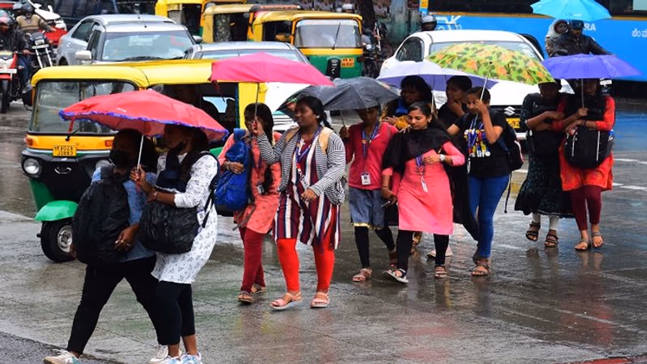 ಮಳೆರಾಯನ ಆರ್ಭಟಕ್ಕೆ ಪರದಾಡಿದ ಬೆಂಗ್ಳೂರಿನ ಜನ..! ಮಳೆರಾಯನ ಆರ್ಭಟಕ್ಕೆ ಪರದಾಡಿದ ಬೆಂಗ್ಳೂರಿನ ಜನ..!