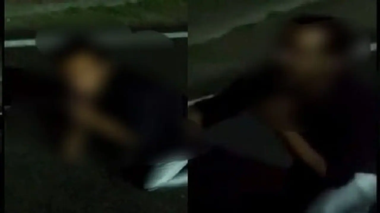 అమానవీయం.. యువకుడి మెడకు పట్టీ కట్టి, కుక్కల మొరగాలని బలవంతం.. మతం మారాలని ఒత్తిడి.. వైరల్ అమానవీయం.. యువకుడి మెడకు పట్టీ కట్టి, కుక్కల మొరగాలని బలవంతం.. మతం మారాలని ఒత్తిడి.. వైరల్