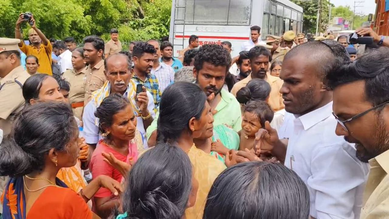 விருதுநகரில் ஊராட்சிமன்ற தலைவர் மர்ம மரணம்; உறவினர்கள் சாலை மறியல் விருதுநகரில் ஊராட்சிமன்ற தலைவர் மர்ம மரணம்; உறவினர்கள் சாலை மறியல்