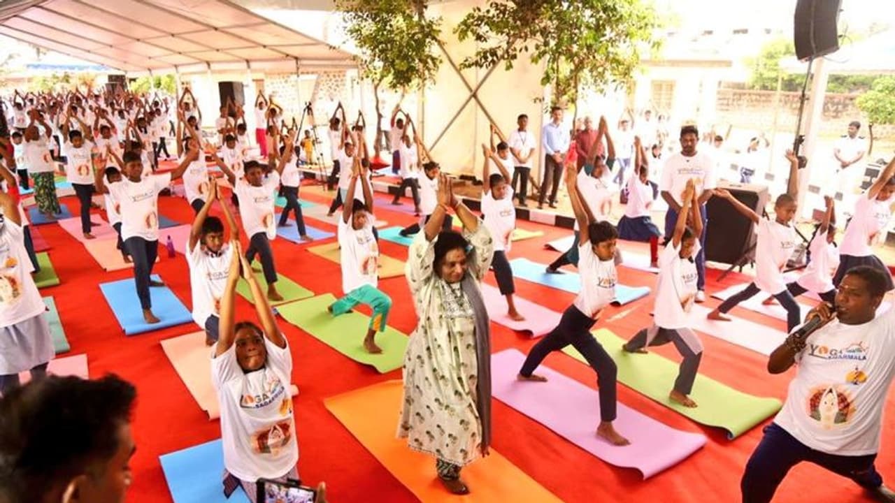அனைத்து பள்ளிகளிலும் யோகாவை தனி பாடமாக கொண்டு வரவேண்டும் ஆளுநர் தமிழிசை விருப்பம்