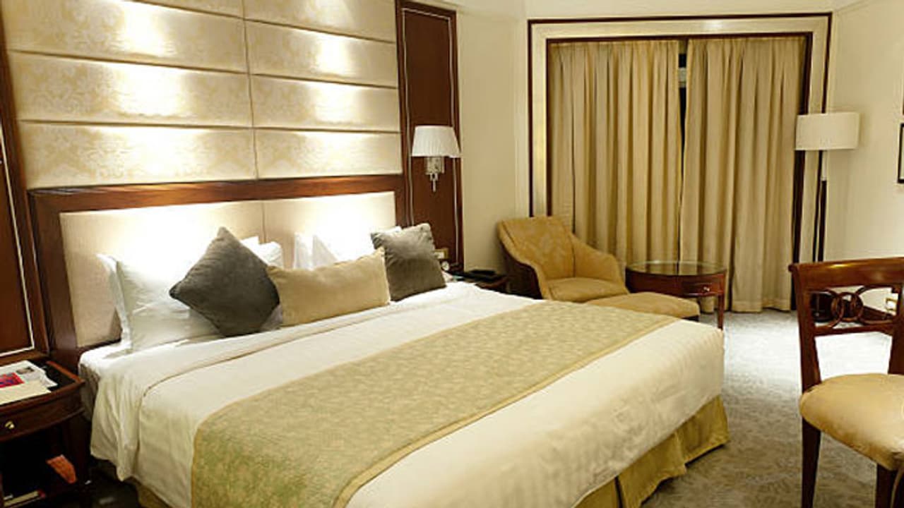 రూపాయి కట్టకుండా.. రెండేళ్లు ఫైవ్ స్టార్ హోటల్లోనే..! రూపాయి కట్టకుండా.. రెండేళ్లు ఫైవ్ స్టార్ హోటల్లోనే..!