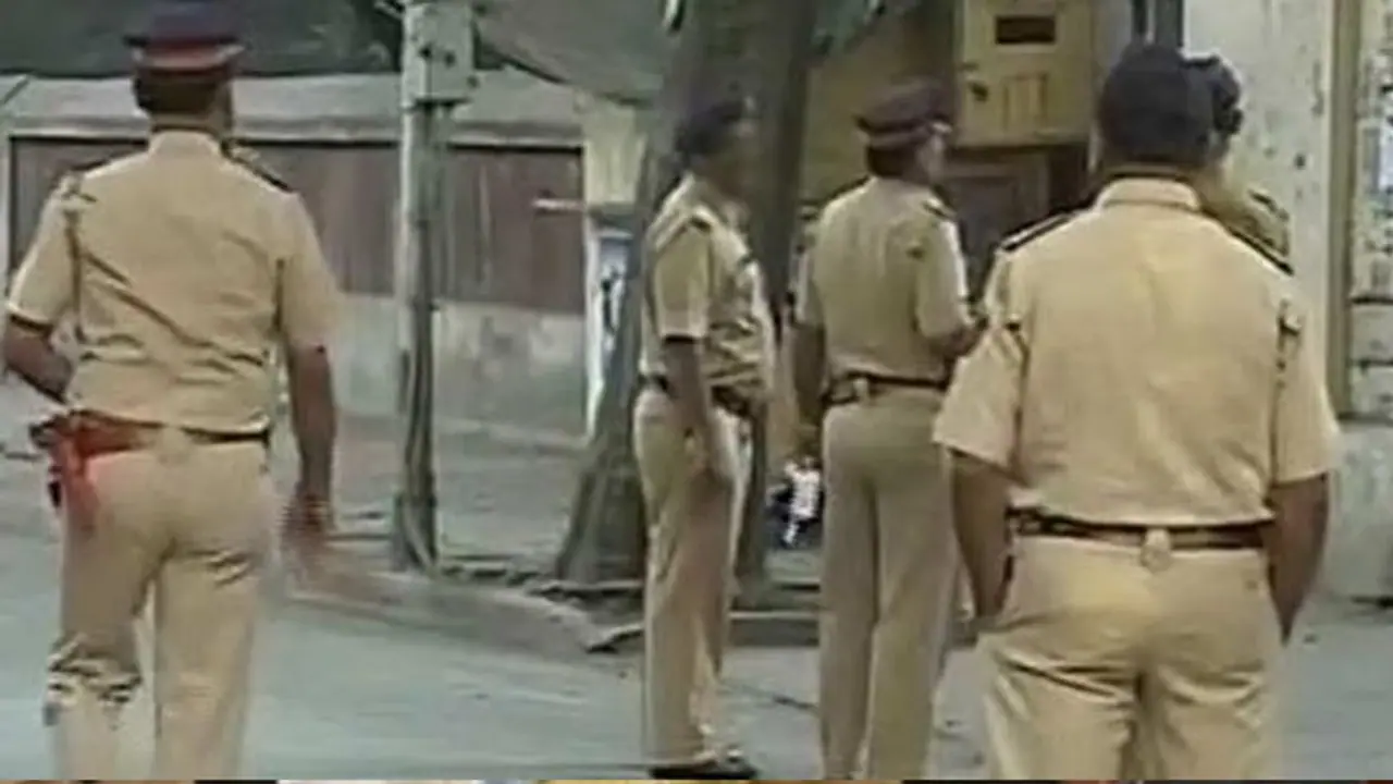 ஊர் மக்கள் முன்னிலையில் கணவன், மனைவி மீது தாக்குதல்: மனமுடைந்த தம்பதி தீக்குளிக்க முயற்சி