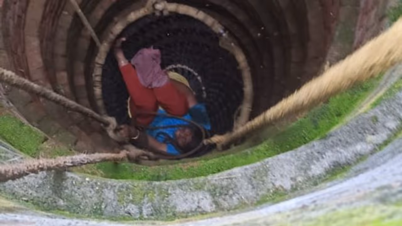 കിണർ വൃത്തിയാക്കി കയറുന്നതിനിടെ കയർ പൊട്ടി, 70 അടി താഴ്ചയിലേക്ക് വീണ് കാലൊടിഞ്ഞ് യുവതിയെ രക്ഷപ്പെടുത്തി കിണർ വൃത്തിയാക്കി കയറുന്നതിനിടെ കയർ പൊട്ടി, 70 അടി താഴ്ചയിലേക്ക് വീണ് കാലൊടിഞ്ഞ് യുവതിയെ രക്ഷപ്പെടുത്തി