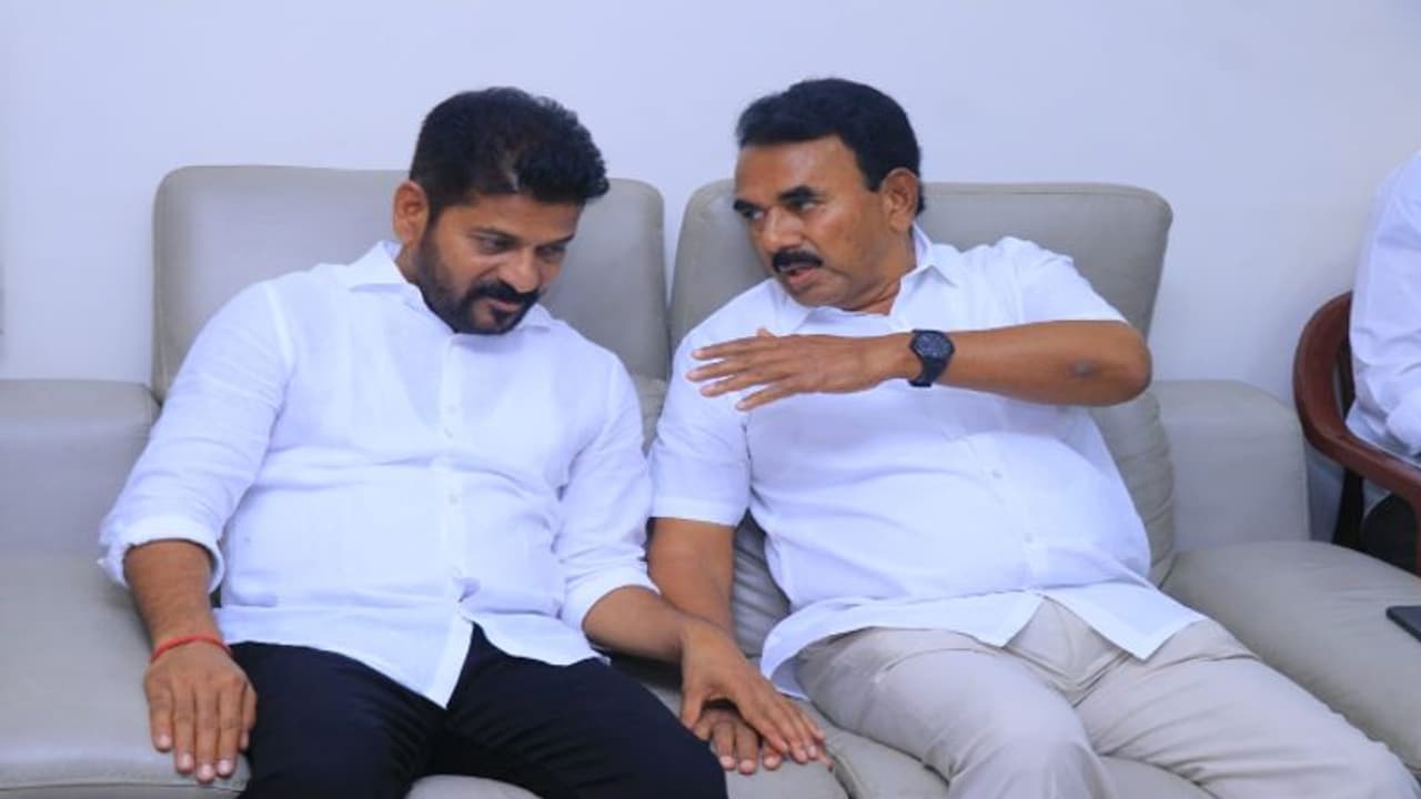 జూపల్లిని కాంగ్రెస్లోకి ఆహ్వానించిన రేవంత్, కోమటిరెడ్డి.. పార్టీలో చేరే అంశంపై ఆయన ఏమన్నారంటే.. జూపల్లిని కాంగ్రెస్లోకి ఆహ్వానించిన రేవంత్, కోమటిరెడ్డి.. పార్టీలో చేరే అంశంపై ఆయన ఏమన్నారంటే..