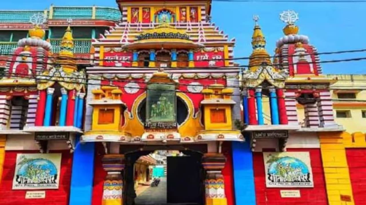 എന്താണ് ഗീത പ്രസ്, ലോകത്തെ ഏറ്റവും വലിയ ഹിന്ദു മതഗ്രന്ഥങ്ങളുടെ പ്രസാധകരെ ചുറ്റിത്തിരിയുന്ന വിവാദങ്ങൾ എന്ത്? എന്താണ് ഗീത പ്രസ്, ലോകത്തെ ഏറ്റവും വലിയ ഹിന്ദു മതഗ്രന്ഥങ്ങളുടെ പ്രസാധകരെ ചുറ്റിത്തിരിയുന്ന വിവാദങ്ങൾ എന്ത്?