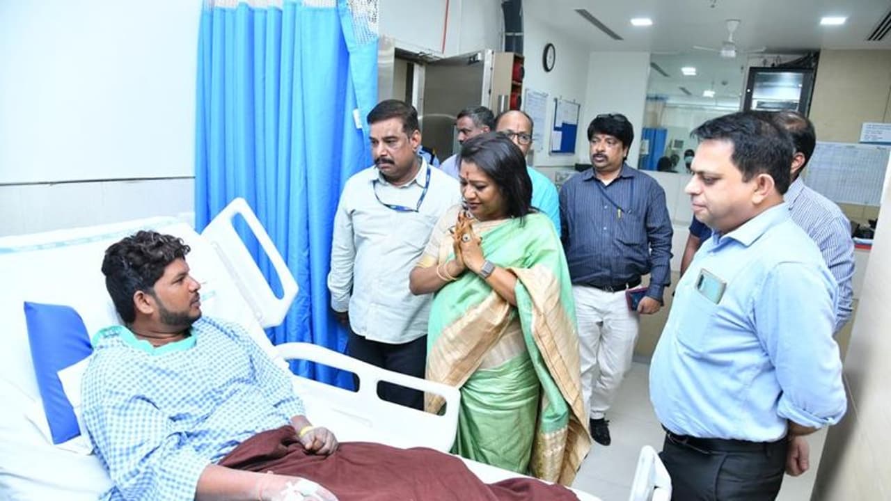 సాగర్ రింగ్ రోడ్డు ఫ్లై ఓవర్ ప్రమాదం.. కూలీలను పరామర్శించిన మేయర్ గద్వాల్ విజయలక్ష్మీ సాగర్ రింగ్ రోడ్డు ఫ్లై ఓవర్ ప్రమాదం.. కూలీలను పరామర్శించిన మేయర్ గద్వాల్ విజయలక్ష్మీ