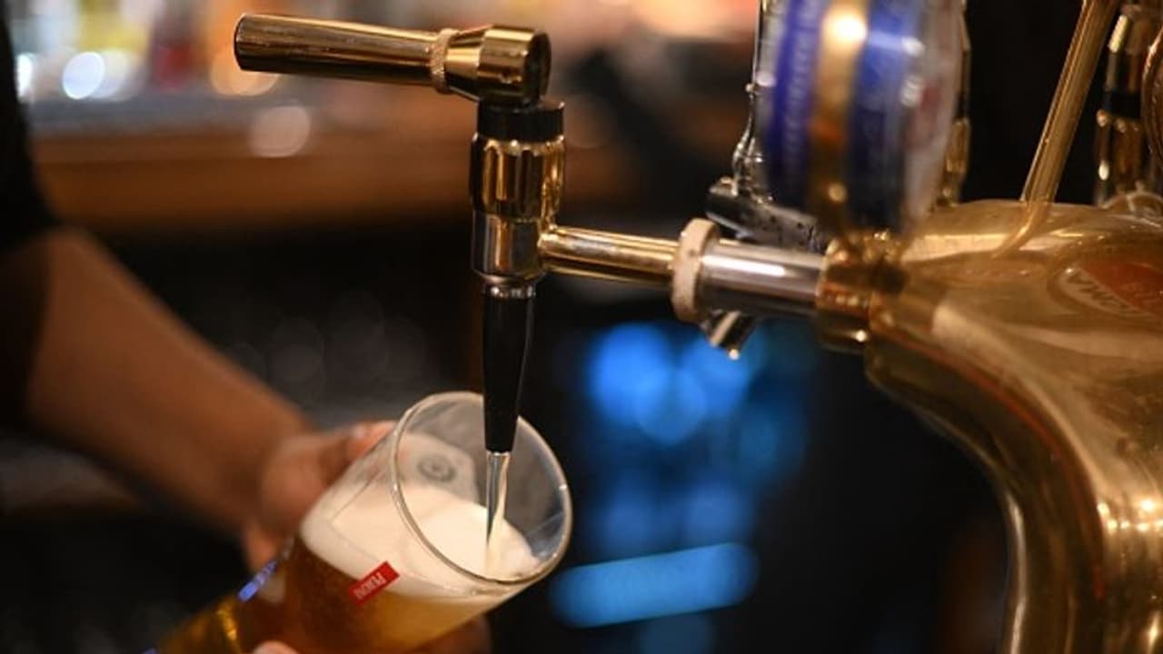 മദ്യപിക്കാനെത്തിയ യുവതികള്‍ പബിന്‍റെ 'വൈബ്' ലേക്ക് ഉയര്‍ന്നില്ല; 3,433 രൂപ പിഴ ചുമത്തി ചൈനീസ് പബ്! 