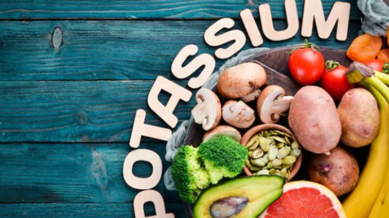 പൊട്ടാസ്യം അടങ്ങിയ ഭക്ഷണങ്ങൾ കഴിക്കണമെന്ന് പറയുന്നതിന്റെ കാരണം ഇതാണ്... പൊട്ടാസ്യം അടങ്ങിയ ഭക്ഷണങ്ങൾ കഴിക്കണമെന്ന് പറയുന്നതിന്റെ കാരണം ഇതാണ്...