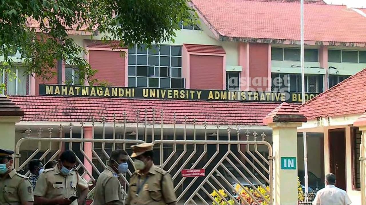 സർട്ടിഫിക്കറ്റുകൾ കാണാതായെന്ന് കണ്ടെത്തിയ ഉദ്യോഗസ്ഥനെ സസ്പെന്റ് ചെയ്ത് എംജി സർവകലാശാല സർട്ടിഫിക്കറ്റുകൾ കാണാതായെന്ന് കണ്ടെത്തിയ ഉദ്യോഗസ്ഥനെ സസ്പെന്റ് ചെയ്ത് എംജി സർവകലാശാല