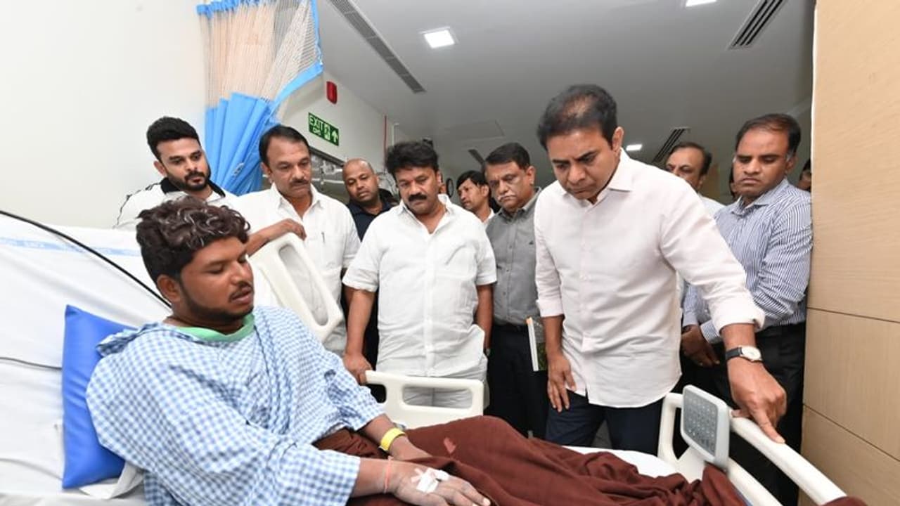 ఫ్లై ఓవర్ ప్రమాదంలో గాయపడిని వారికి మంత్రి కేటీఆర్ పరామర్శ.. హాస్పిటల్ వెళ్లి భరోసా ఫ్లై ఓవర్ ప్రమాదంలో గాయపడిని వారికి మంత్రి కేటీఆర్ పరామర్శ.. హాస్పిటల్ వెళ్లి భరోసా