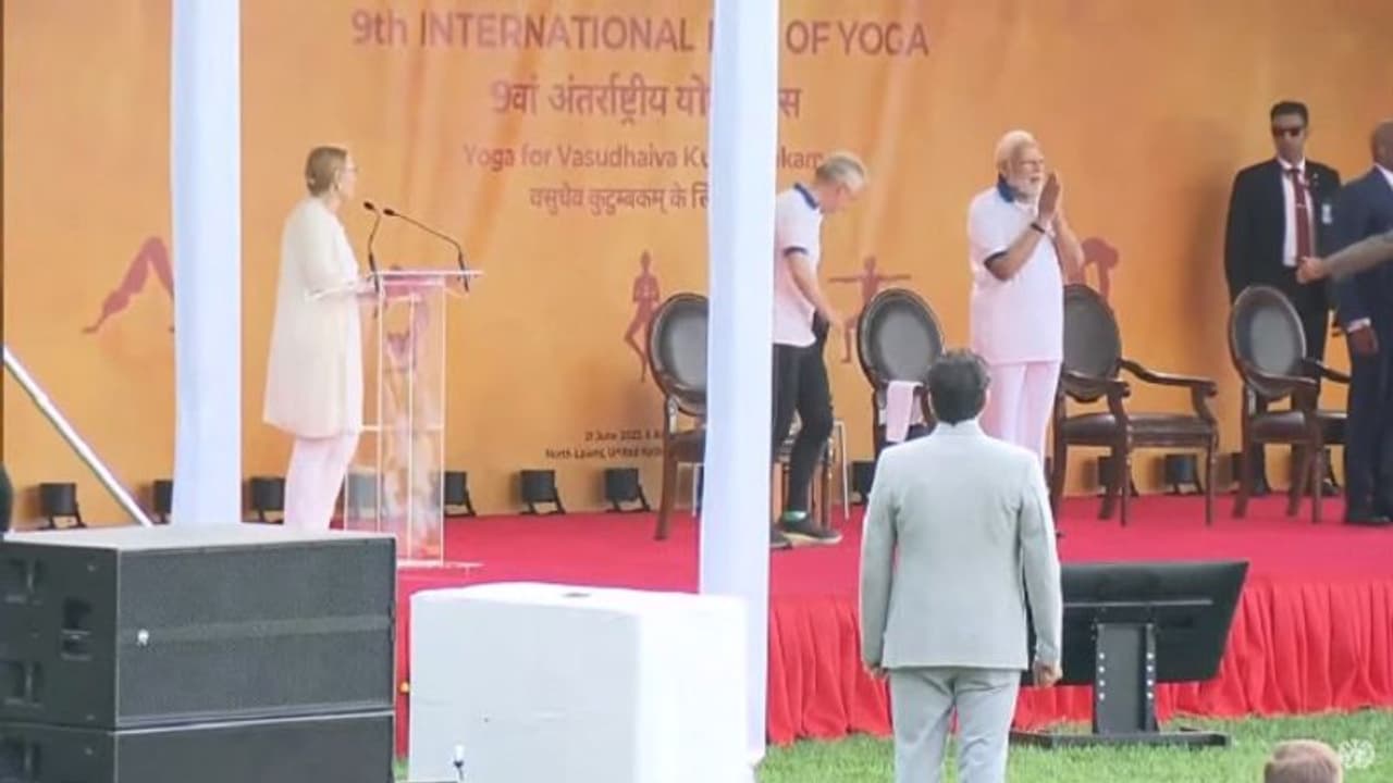 WATCH Live | అంతర్జాతీయ యోగా దినోత్సవం : ఆసనాలు వేసిన ప్రధాని నరేంద్ర మోడీ WATCH Live | అంతర్జాతీయ యోగా దినోత్సవం : ఆసనాలు వేసిన ప్రధాని నరేంద్ర మోడీ