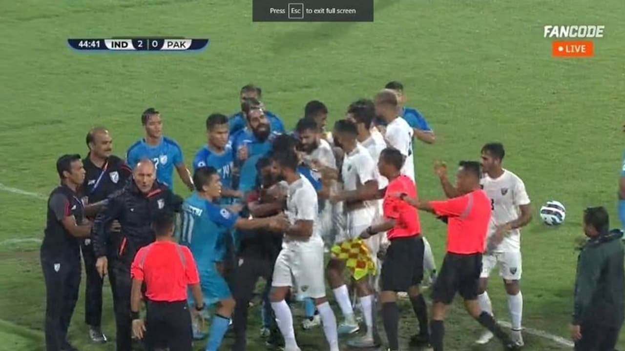 SAFF Championship 2023: Massive brawl breaks out between India, Pakistan players; Stimac sent off (WATCH)