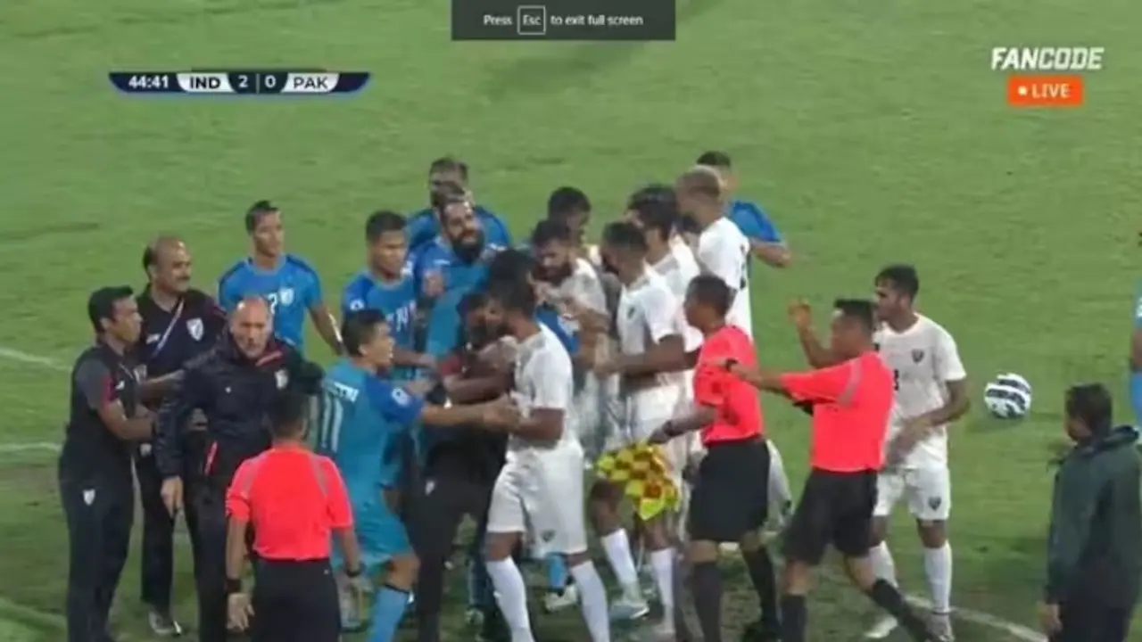 ಬೆಂಗಳೂರಿನಲ್ಲಿ ನಡೆದ ಭಾರತ ಪಾಕಿಸ್ತಾನ ಫುಟ್ಬಾಲ್ ಪಂದ್ಯದಲ್ಲಿ ಕಿತ್ತಾಟ, ಕೆಲ ಹೊತ್ತು ಪಂದ್ಯ ಸ್ಥಗಿತ! ಬೆಂಗಳೂರಿನಲ್ಲಿ ನಡೆದ ಭಾರತ ಪಾಕಿಸ್ತಾನ ಫುಟ್ಬಾಲ್ ಪಂದ್ಯದಲ್ಲಿ ಕಿತ್ತಾಟ, ಕೆಲ ಹೊತ್ತು ಪಂದ್ಯ ಸ್ಥಗಿತ!