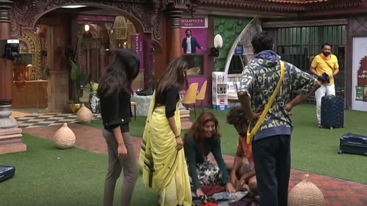 പെട്ടിയിലുള്ള വസ്ത്രങ്ങള് സെറീന തിരിച്ചറിഞ്ഞു, ഒടുവില് സര്പ്രൈസ് പെട്ടിയിലുള്ള വസ്ത്രങ്ങള് സെറീന തിരിച്ചറിഞ്ഞു, ഒടുവില് സര്പ്രൈസ്