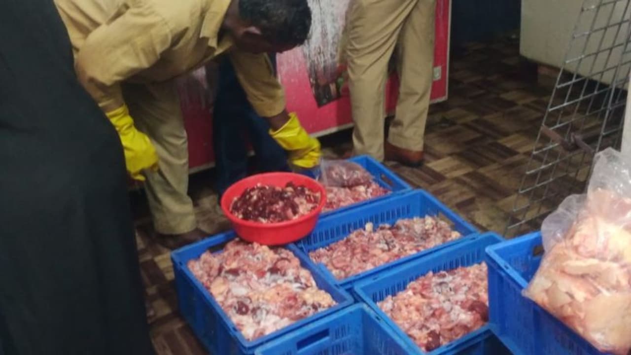 ಅಕ್ರಮವಾಗಿ ರಾಜಸ್ಥಾನದಿಂದ ಬೆಂಗ್ಳೂರಿಗೆ ಮಾಂಸ ಸಾಗಾಟ: ಹಿಂದೂ ಸಂಘಟನೆಗಳಿಂದ ದಾಳಿ ಅಕ್ರಮವಾಗಿ ರಾಜಸ್ಥಾನದಿಂದ ಬೆಂಗ್ಳೂರಿಗೆ ಮಾಂಸ ಸಾಗಾಟ: ಹಿಂದೂ ಸಂಘಟನೆಗಳಿಂದ ದಾಳಿ