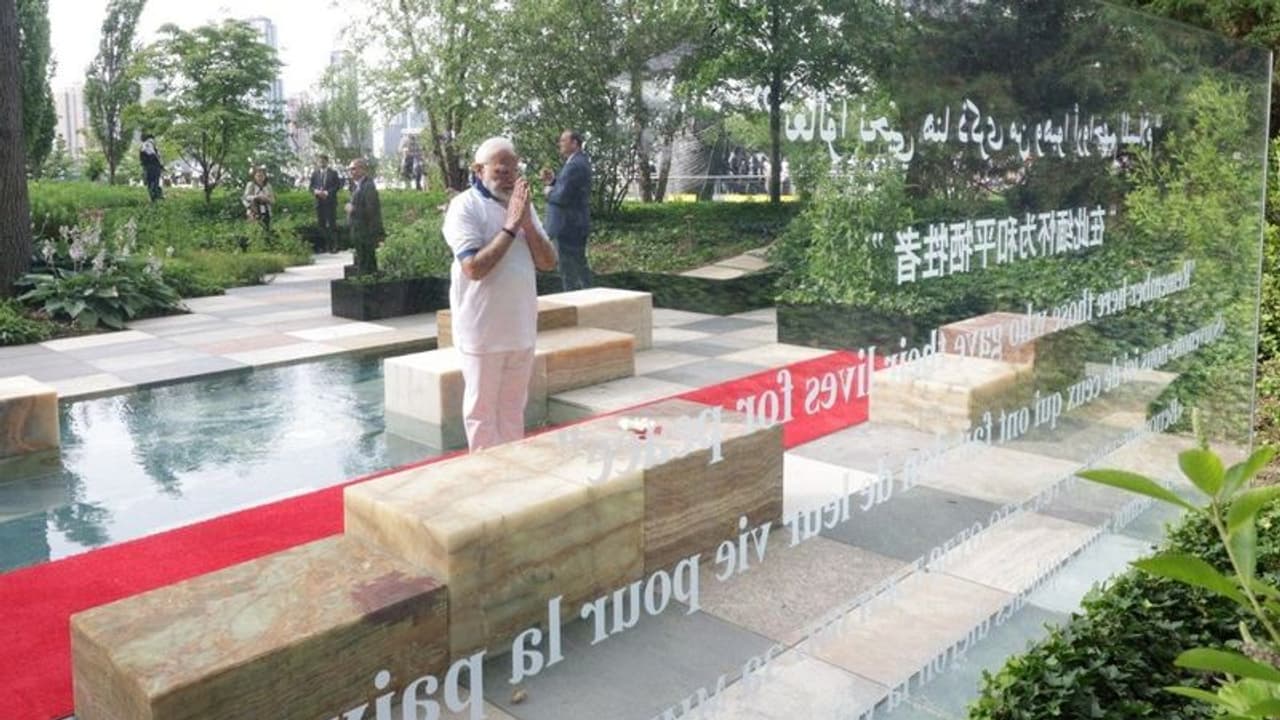 PM Modi in US: ఐక్యరాజ్య సమితి శాంతి పరిరక్షకులకు 'వాల్ ఆఫ్ పీస్' వద్ద మోడీ నివాళులు PM Modi in US: ఐక్యరాజ్య సమితి శాంతి పరిరక్షకులకు 'వాల్ ఆఫ్ పీస్' వద్ద మోడీ నివాళులు