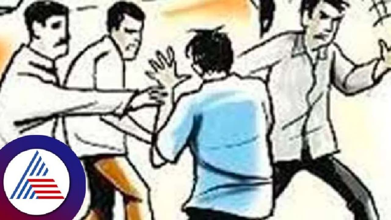 ವಿಜಯಪುರ: ಕೋರ್ಟ್‌ ಎದುರೇ ವಿದ್ಯುತ್ ಕಂಬಕ್ಕೆ ಕಟ್ಟಿ ವ್ಯಕ್ತಿಗೆ ಥಳಿತ