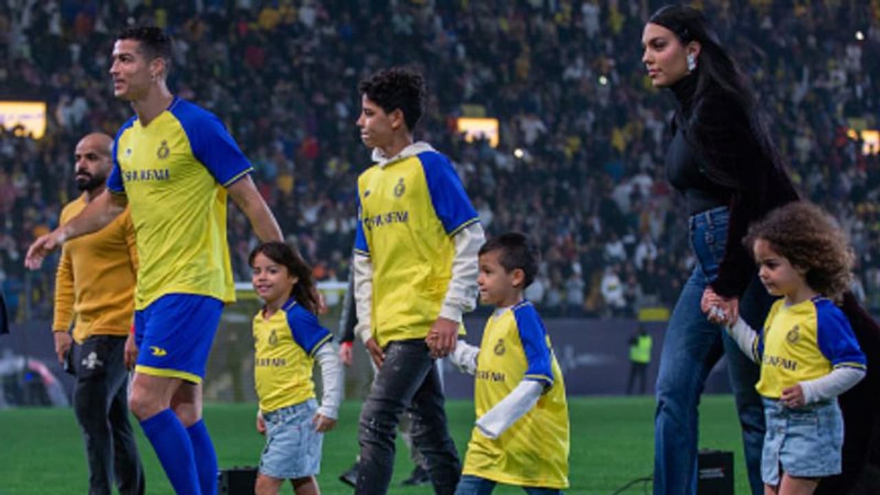 അടിച്ച് പിരിഞ്ഞാലും പാപ്പരാകില്ല, തന്റെ കുഞ്ഞുങ്ങളുടെ അമ്മയായ കാമുകിയുമായി കരാര് വച്ച് ക്രിസ്റ്റ്യാനോ അടിച്ച് പിരിഞ്ഞാലും പാപ്പരാകില്ല, തന്റെ കുഞ്ഞുങ്ങളുടെ അമ്മയായ കാമുകിയുമായി കരാര് വച്ച് ക്രിസ്റ്റ്യാനോ