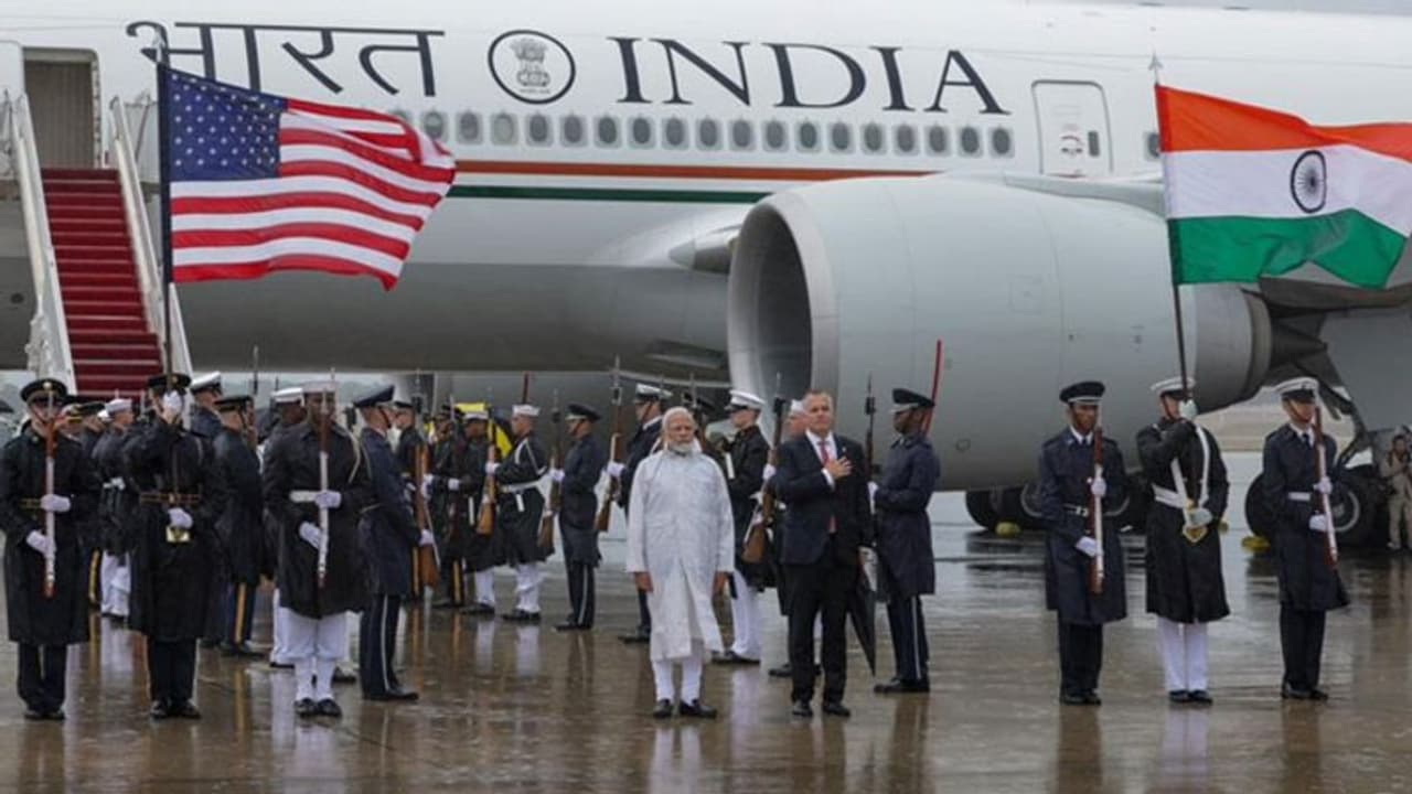 வாஷிங்டனில் கொட்டும் மழையில் பிரதமர் மோடிக்கு வரவேற்பு! மழையிலும் ஓங்கி ஒலித்த நம் தேசிய கீதம்! வாஷிங்டனில் கொட்டும் மழையில் பிரதமர் மோடிக்கு வரவேற்பு! மழையிலும் ஓங்கி ஒலித்த நம் தேசிய கீதம்!