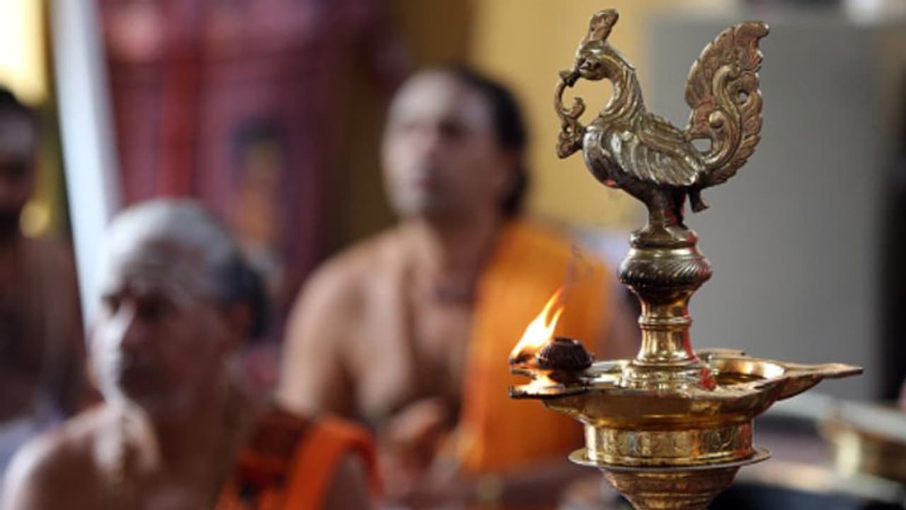 ദളിതർക്ക് പ്രവേശന വിലക്ക് ഏർപ്പെടുത്തിയ കരൂരിലെ ക്ഷേത്രം തുറന്ന്, ഒരുമിച്ച് പ്രാര്ത്ഥിച്ച് വിവിധ വിഭാഗങ്ങള് ദളിതർക്ക് പ്രവേശന വിലക്ക് ഏർപ്പെടുത്തിയ കരൂരിലെ ക്ഷേത്രം തുറന്ന്, ഒരുമിച്ച് പ്രാര്ത്ഥിച്ച് വിവിധ വിഭാഗങ്ങള്