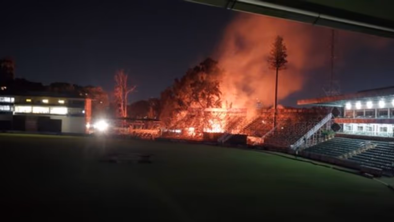 హరారే స్పోర్ట్స్ క్లబ్లో అగ్ని ప్రమాదం.. క్వాలిఫైయర్ మ్యాచ్లకు దెబ్బ..? హరారే స్పోర్ట్స్ క్లబ్లో అగ్ని ప్రమాదం.. క్వాలిఫైయర్ మ్యాచ్లకు దెబ్బ..?