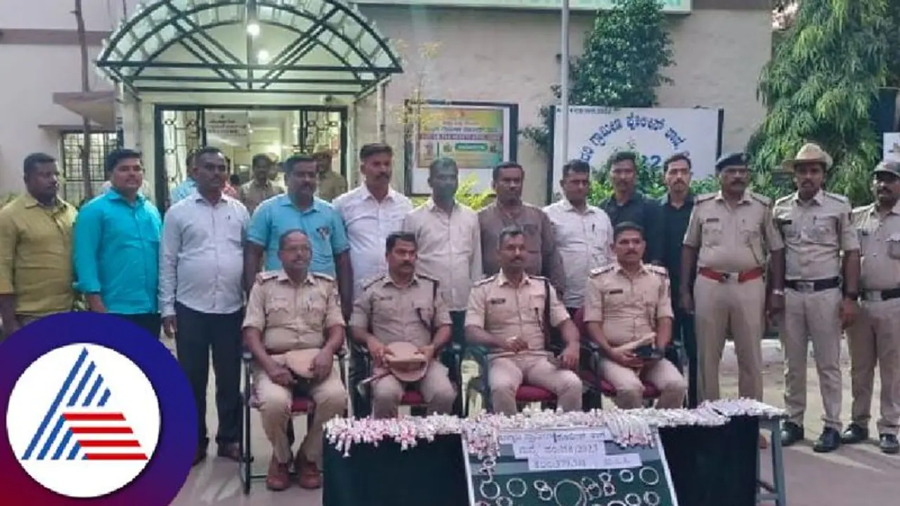 31 ಕೆಜಿ ಬೆಳ್ಳಿ ಕದ್ದ ಆರೋಪಿಗಳ ಬಂಧನ: ಜ್ಯುವೆಲ್ಲರಿ ಶಾಪ್ನಲ್ಲಿ ಕೆಲಸಕ್ಕಿದ್ದ ಹುಡುಗರಿಂದಲೇ ಮೋಸ! 31 ಕೆಜಿ ಬೆಳ್ಳಿ ಕದ್ದ ಆರೋಪಿಗಳ ಬಂಧನ: ಜ್ಯುವೆಲ್ಲರಿ ಶಾಪ್ನಲ್ಲಿ ಕೆಲಸಕ್ಕಿದ್ದ ಹುಡುಗರಿಂದಲೇ ಮೋಸ!