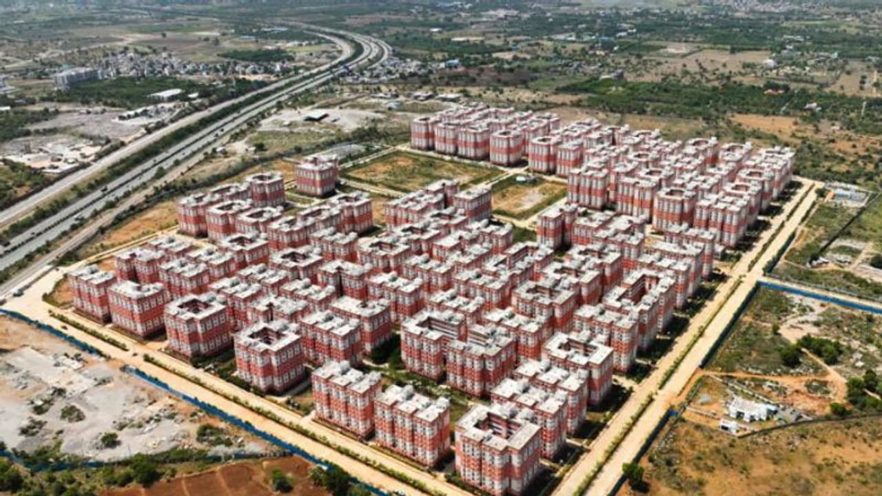 డబ్బులు కొట్టు డబుల్ బెడ్రూం ఇళ్లు పట్టు.. జగిత్యాలలో కంప్యూటర్ ఆపరేటర్ చేతివాటం (వీడియో) డబ్బులు కొట్టు డబుల్ బెడ్రూం ఇళ్లు పట్టు.. జగిత్యాలలో కంప్యూటర్ ఆపరేటర్ చేతివాటం (వీడియో)