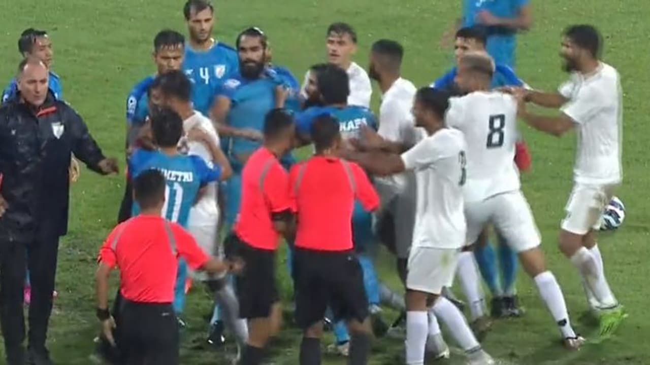 കോച്ചിനെ തൊട്ടാല് കളി മാറും, ഗ്രൗണ്ടില് ഏറ്റുമുട്ടി ഇന്ത്യ പാക് താരങ്ങള്, ഇടപെട്ട് ജിങ്കാന് വീഡിയോ കോച്ചിനെ തൊട്ടാല് കളി മാറും, ഗ്രൗണ്ടില് ഏറ്റുമുട്ടി ഇന്ത്യ പാക് താരങ്ങള്, ഇടപെട്ട് ജിങ്കാന് വീഡിയോ