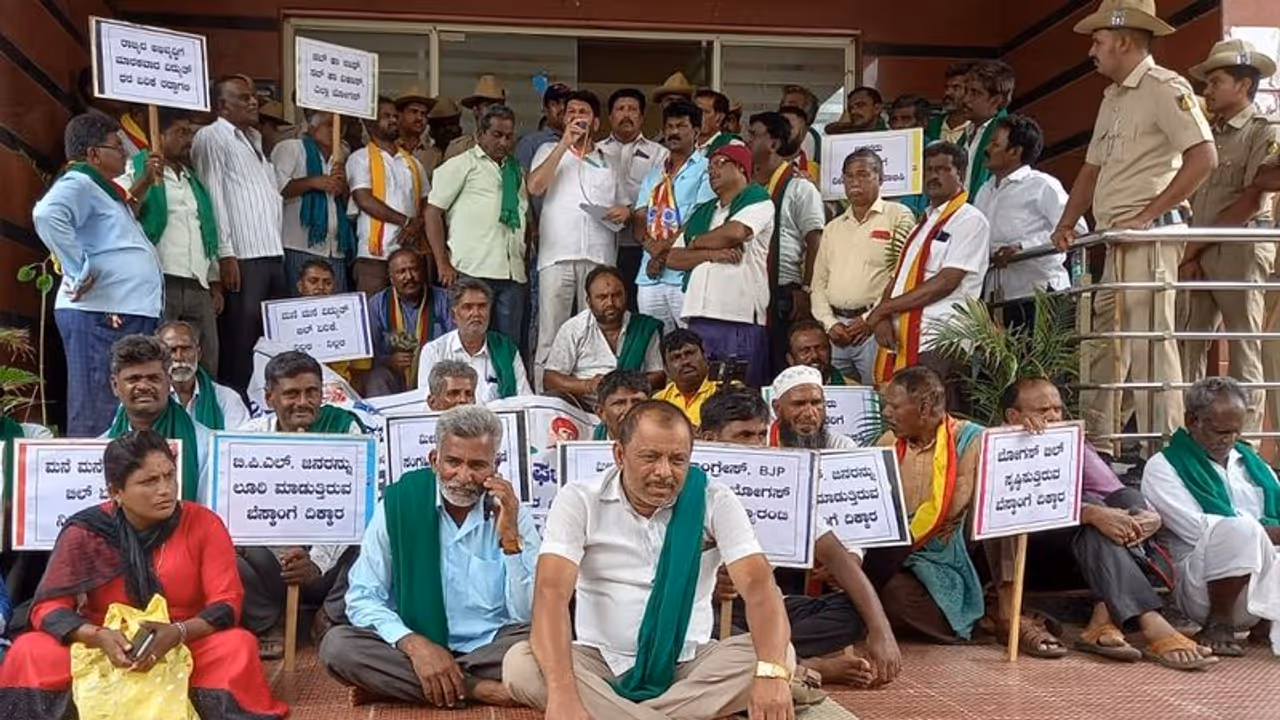 ವಿದ್ಯುತ್‌ ಬಿಲ್‌ ದರ ಹೆಚ್ಚಳ: ಡಿಕೆಶಿ ಸ್ವ ಕ್ಷೇತ್ರ​ದಲ್ಲಿ ಬೆಸ್ಕಾಂ ಕಚೇ​ರಿಗೆ ಮುತ್ತಿಗೆ