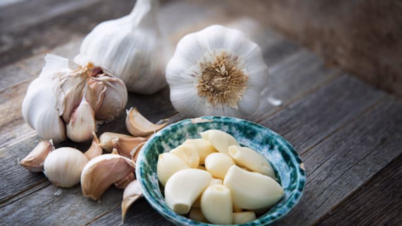 വെറും വയറ്റില് വെളുത്തുള്ളി കഴിക്കുന്നത് കൊണ്ടുള്ള ഗുണം... വെറും വയറ്റില് വെളുത്തുള്ളി കഴിക്കുന്നത് കൊണ്ടുള്ള ഗുണം...