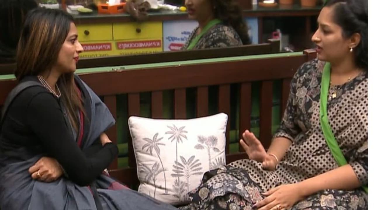 ആ വാക്ക് തിരിച്ചെടുക്കണമെന്നുണ്ടെന്ന് ശോഭ, അഖിലിന്റെ ഭാര്യയുടെ മറുപടി ആ വാക്ക് തിരിച്ചെടുക്കണമെന്നുണ്ടെന്ന് ശോഭ, അഖിലിന്റെ ഭാര്യയുടെ മറുപടി