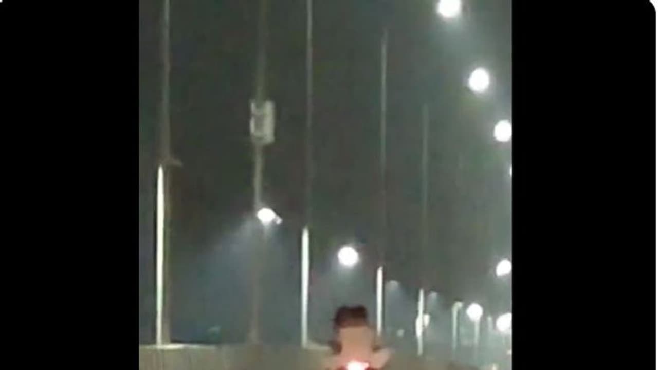 ಪ್ರಾಣಕ್ಕಿಂತಲೂ ಮುಖ್ಯನಾ ರೊಮಾನ್ಸ್‌: ಚಲಿಸುವ ಬೈಕಲ್ಲೇ ಯುವಕ ಯುವತಿಯ ಸರಸ ವೈರಲ್