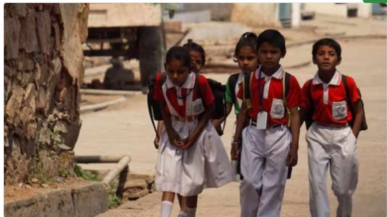 கர்நாடகாவில் மாணவர்களின் புத்தகப் பை எடை எவ்வளவு இருக்க வேண்டும்? கல்வித்துறை அதிரடி உத்தரவு!!