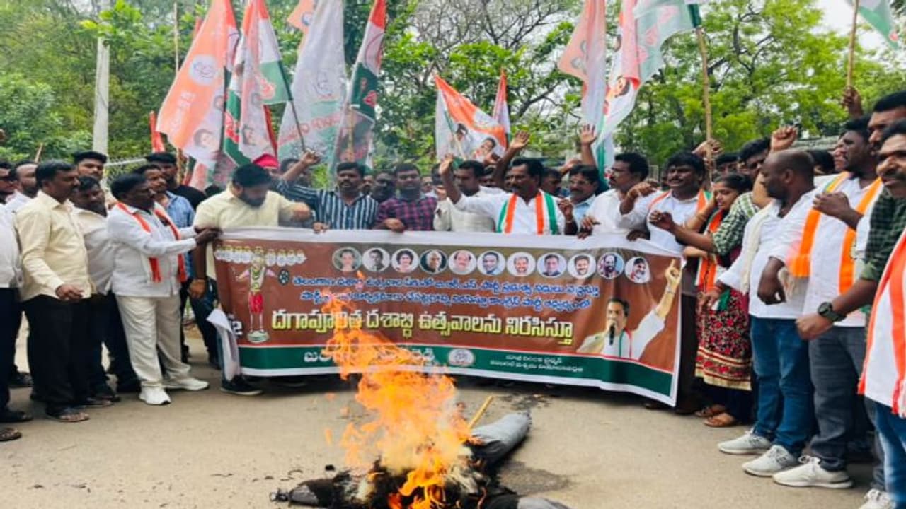 తెలంగాణలో కాంగ్రెస్ ‘‘దశాబ్ది దగా’’ నిరసనలు.. హన్మకొండలో వర్గపోరుతో వేర్వేరుగా ఆందోళనలు..!! తెలంగాణలో కాంగ్రెస్ ‘‘దశాబ్ది దగా’’ నిరసనలు.. హన్మకొండలో వర్గపోరుతో వేర్వేరుగా ఆందోళనలు..!!