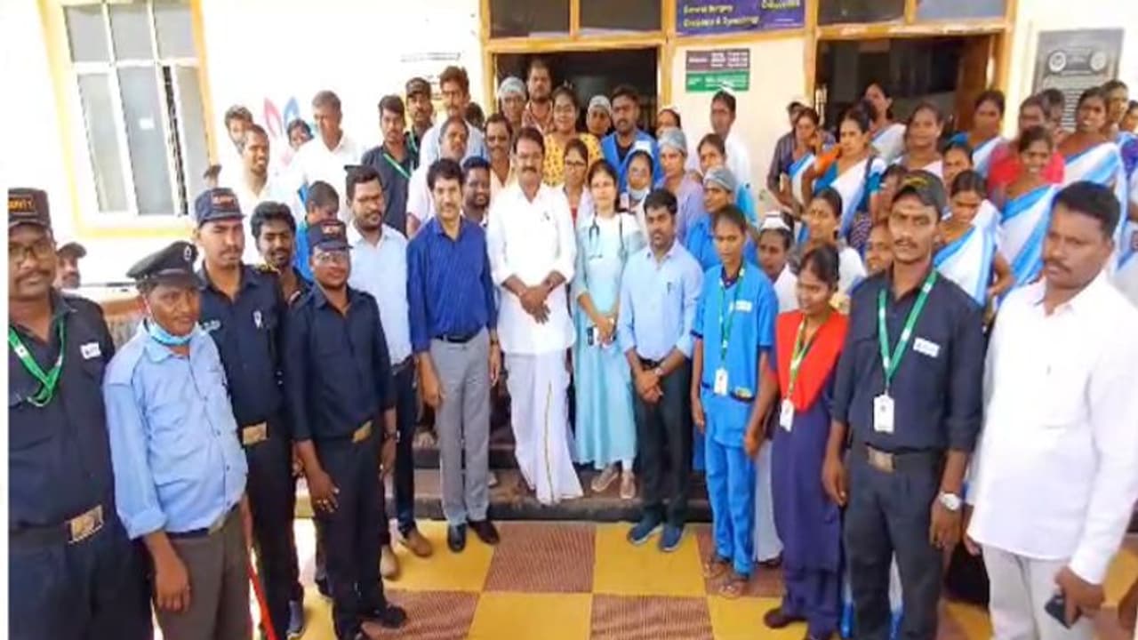 ప్రభుత్వాసుపత్రుల్లో ప్రసవాలు పెరిగాయి.. పేదల చూపు సర్కారీ దవాఖానాల వైపే : నిరంజన్ రెడ్డి (వీడియో) ప్రభుత్వాసుపత్రుల్లో ప్రసవాలు పెరిగాయి.. పేదల చూపు సర్కారీ దవాఖానాల వైపే : నిరంజన్ రెడ్డి (వీడియో)