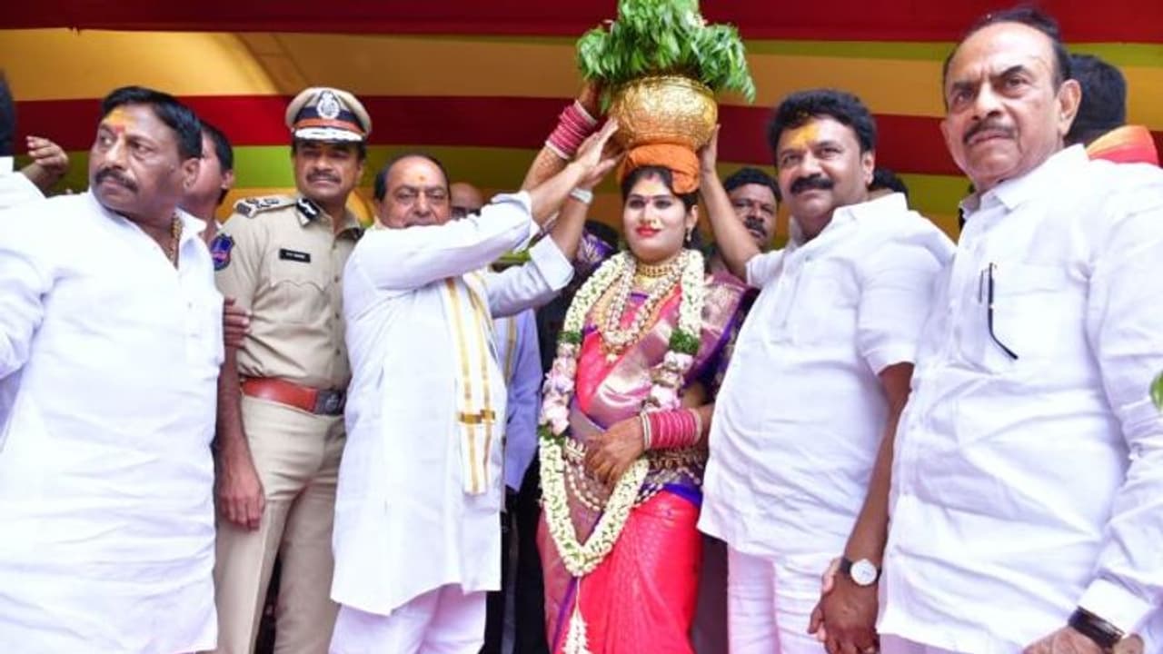 తెలంగాణలో బోనాల సందడి షురూ... జగదాంబిక అమ్మవారికి మంత్రుల బంగారు బోనం (వీడియో) తెలంగాణలో బోనాల సందడి షురూ... జగదాంబిక అమ్మవారికి మంత్రుల బంగారు బోనం (వీడియో)