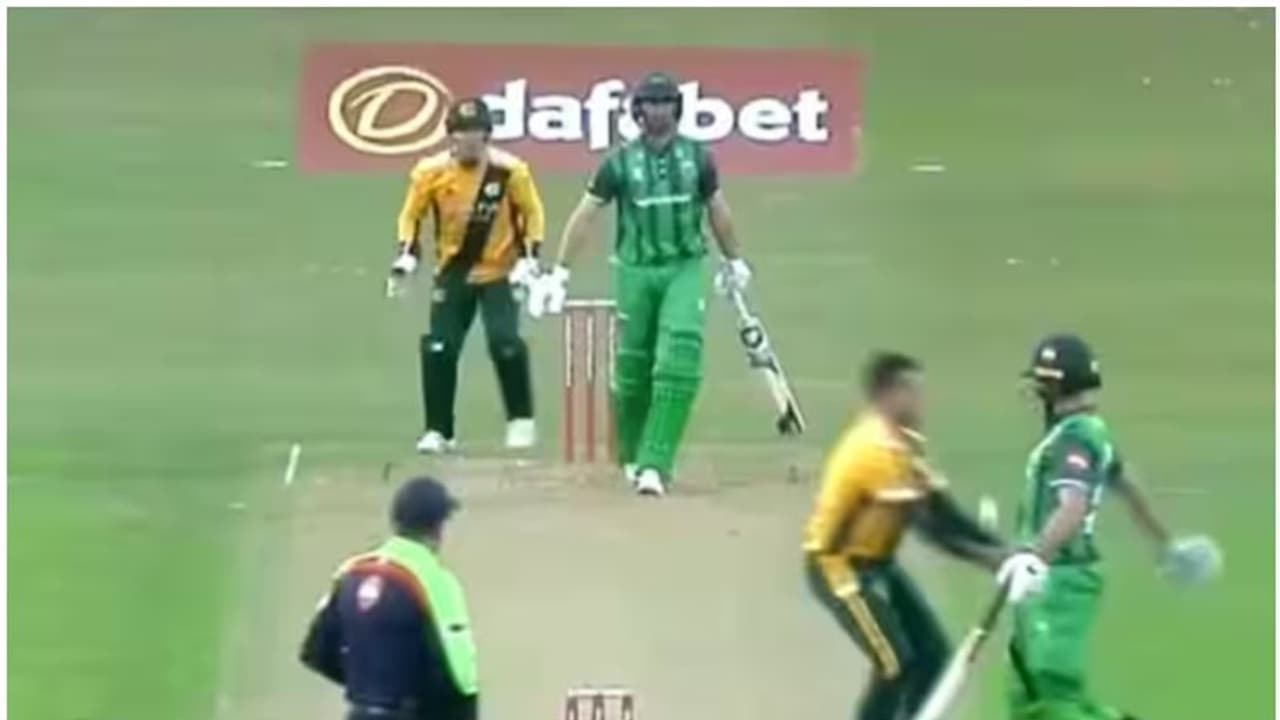 നോണ്സ്ട്രൈക്ക് ബാറ്ററുടെ സഹായത്തോടെ ഒരു ക്യാച്ച്; ടി20 ബ്ലാസ്റ്റിലുണ്ടായ രസകരമായ ക്യാച്ച് കാണാം നോണ്സ്ട്രൈക്ക് ബാറ്ററുടെ സഹായത്തോടെ ഒരു ക്യാച്ച്; ടി20 ബ്ലാസ്റ്റിലുണ്ടായ രസകരമായ ക്യാച്ച് കാണാം