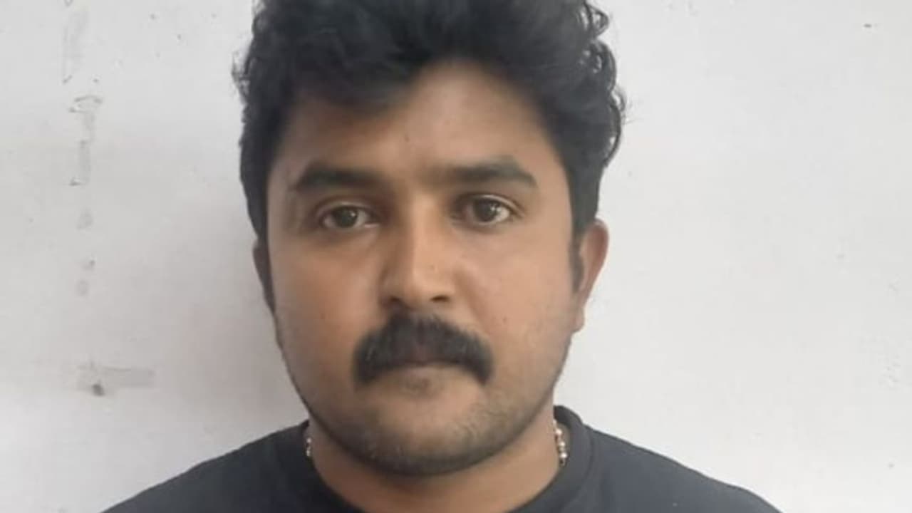 ഒറ്റനോട്ടത്തിൽ ആരും പറയും പാൽവണ്ടി, അകത്ത് രഹസ്യ അറയിൽ സൂക്ഷിച്ചത് മദ്യം; എക്സൈസ് പിടികൂടി ഒറ്റനോട്ടത്തിൽ ആരും പറയും പാൽവണ്ടി, അകത്ത് രഹസ്യ അറയിൽ സൂക്ഷിച്ചത് മദ്യം; എക്സൈസ് പിടികൂടി