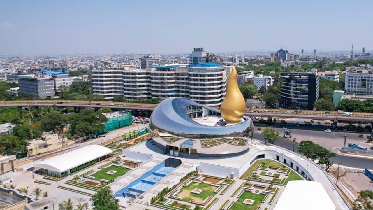 అమరవీరుల స్మారక చిహ్నాన్ని ప్రారంభించిన కేసీఆర్.. కొవ్వొత్తుల వెలుగులతో నివాళి అమరవీరుల స్మారక చిహ్నాన్ని ప్రారంభించిన కేసీఆర్.. కొవ్వొత్తుల వెలుగులతో నివాళి