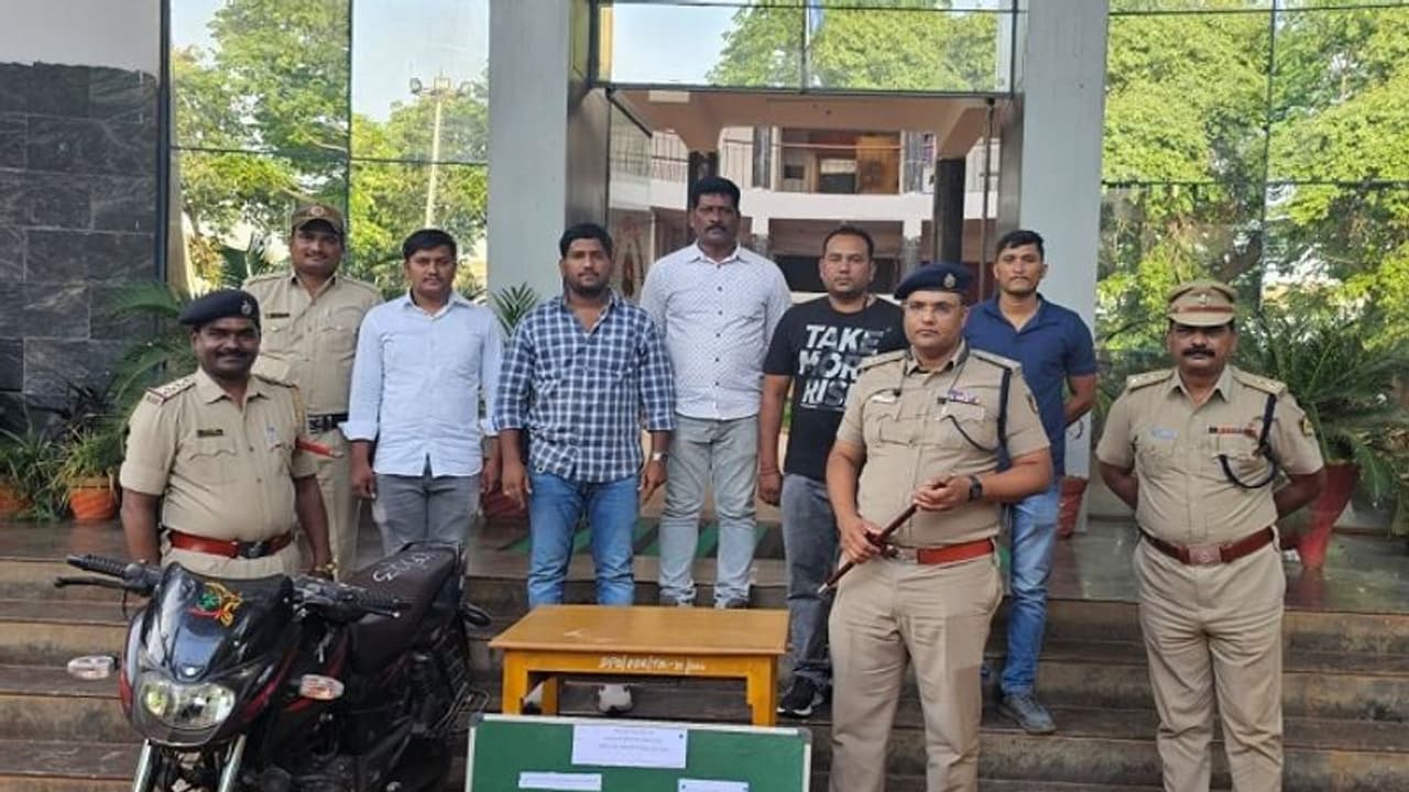 ಬೀದರ್: ಎರಡು ಸುಲಿಗೆ ಪ್ರಕರಣ ಬೇಧಿಸಿದ ಪೊಲೀಸ್ ತಂಡ ಬೀದರ್: ಎರಡು ಸುಲಿಗೆ ಪ್ರಕರಣ ಬೇಧಿಸಿದ ಪೊಲೀಸ್ ತಂಡ