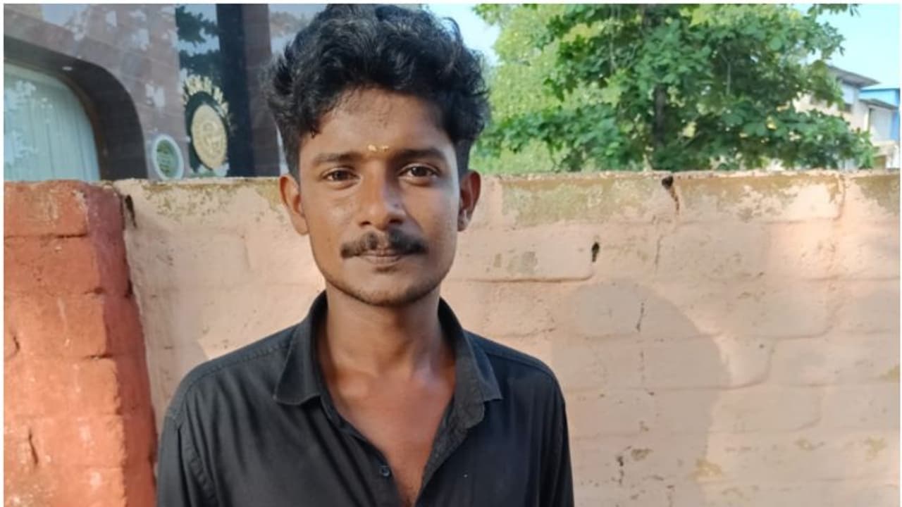 17 കാരിയെ തട്ടിക്കൊണ്ടുപോയി, ആഹാരവും വസ്ത്രവും നല്കാതെ മർദ്ദനം; കെഎസ്ആർടിസി ജീവനക്കാരന് 10 വർഷം തടവ് 17 കാരിയെ തട്ടിക്കൊണ്ടുപോയി, ആഹാരവും വസ്ത്രവും നല്കാതെ മർദ്ദനം; കെഎസ്ആർടിസി ജീവനക്കാരന് 10 വർഷം തടവ്