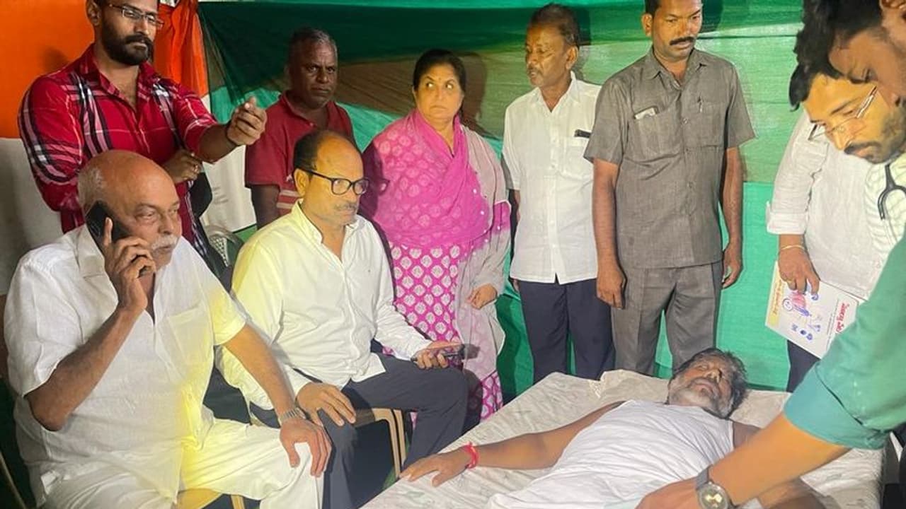 తగ్గని జ్వరం, రెండో రోజు భట్టి విక్రమార్కకు వైద్య పరీక్షలు.. రేపు యథావిధిగా పాదయాత్ర తగ్గని జ్వరం, రెండో రోజు భట్టి విక్రమార్కకు వైద్య పరీక్షలు.. రేపు యథావిధిగా పాదయాత్ర